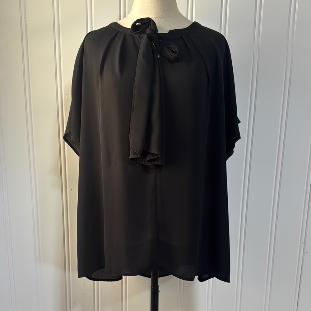 3/$40🎉🎉 Lane Bryant Woman’s Black Cap Sleeve Tie Neck Blouse size 20